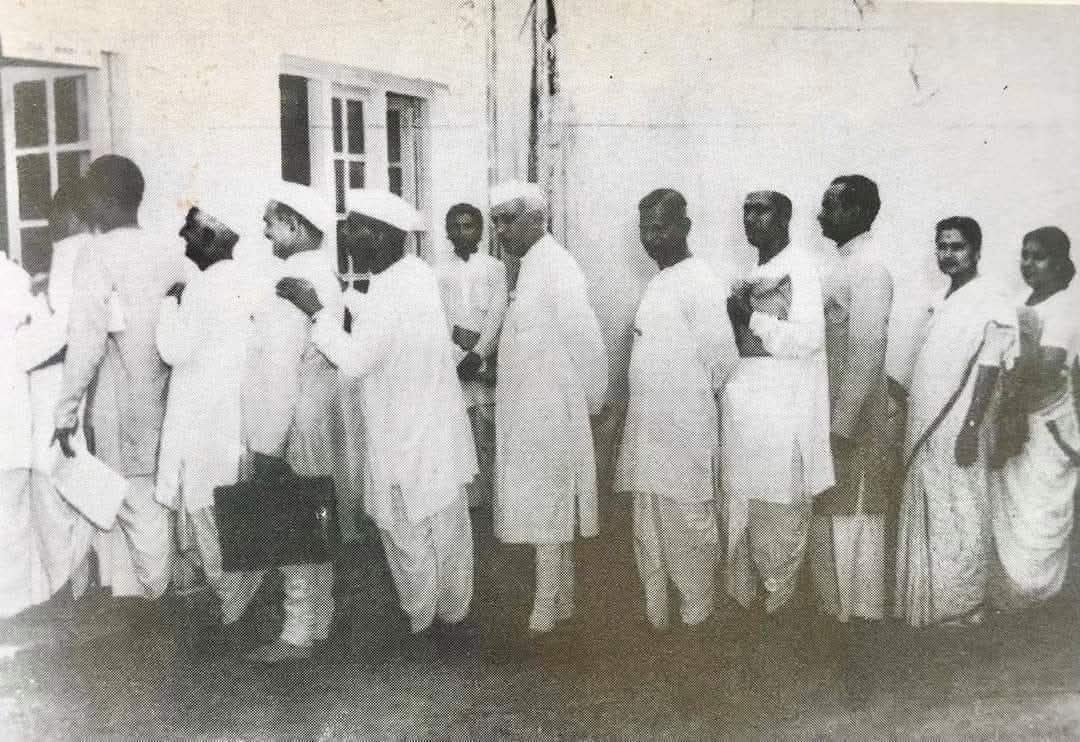BajpaiP_K's tweet photo. कतार मे खड़े प्रथम प्रधानमंत्री पंडित जवाहर लाल नेहरु...... आज क्या मुमकिन है....!?

#Nehru https://t.co/uCXpi7sZDt