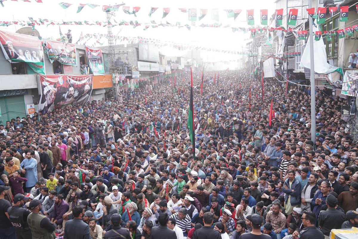 UmairMBChandio's tweet photo. گلگت بلتستان کے عوام یہ حقیقت کبھی فراموش نہیں کر سکتے کہ آج جس گلگت بلتستان اسمبلی میں ان کے منتخب نمائندے بیٹھتے ہیں، اس اسمبلی کی بنیاد پاکستان پیپلز پارٹی کے دورِ حکومت میں رکھی گئی۔ 2009 میں صدرِ پاکستان محترم آصف علی زرداری کی قیادت میں گلگت بلتستان ایمپاورمنٹ اینڈ سیلف گورننس آرڈر نافذ کیا گیا، جس کے تحت پہلی بار گلگت بلتستان کو اپنی منتخب قانون ساز اسمبلی، وزیراعلیٰ اور خود اختیاری کا نظام ملا۔ یہی وہ تاریخی اقدام تھا جس نے گلگت بلتستان کے عوام کو سیاسی شناخت اور جمہوری نمائندگی فراہم کی۔
آج پاکستان پیپلز پارٹی کے چیئرمین جناب بلاول بھٹو زرداری اور بی بی آصفہ بھٹو زرداری خود گلگت بلتستان کے عوام کے درمیان موجود ہیں اور ترقی کے نئے عہد کا پیغام لے کر آئے ہیں۔
@BBhuttoZardari @AseefaBZ

#SkarduMainTeerChaleyGa