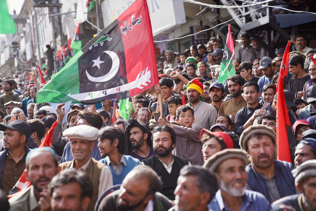 UmairMBChandio's tweet photo. گلگت بلتستان کے عوام یہ حقیقت کبھی فراموش نہیں کر سکتے کہ آج جس گلگت بلتستان اسمبلی میں ان کے منتخب نمائندے بیٹھتے ہیں، اس اسمبلی کی بنیاد پاکستان پیپلز پارٹی کے دورِ حکومت میں رکھی گئی۔ 2009 میں صدرِ پاکستان محترم آصف علی زرداری کی قیادت میں گلگت بلتستان ایمپاورمنٹ اینڈ سیلف گورننس آرڈر نافذ کیا گیا، جس کے تحت پہلی بار گلگت بلتستان کو اپنی منتخب قانون ساز اسمبلی، وزیراعلیٰ اور خود اختیاری کا نظام ملا۔ یہی وہ تاریخی اقدام تھا جس نے گلگت بلتستان کے عوام کو سیاسی شناخت اور جمہوری نمائندگی فراہم کی۔
آج پاکستان پیپلز پارٹی کے چیئرمین جناب بلاول بھٹو زرداری اور بی بی آصفہ بھٹو زرداری خود گلگت بلتستان کے عوام کے درمیان موجود ہیں اور ترقی کے نئے عہد کا پیغام لے کر آئے ہیں۔
@BBhuttoZardari @AseefaBZ

#SkarduMainTeerChaleyGa