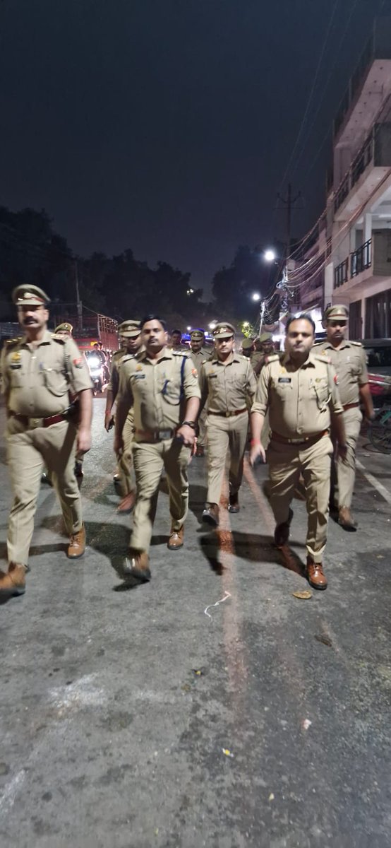 DCPWEST1's tweet photo. #lko_police_on_duty
@DCPWEST1 IPS कमलेश दीक्षित के दिशा-निर्देशन में आगामी मोहर्रम के दृष्टिगत एसीपी बाजारखाला द्वारा प्रभारी निरीक्षक बाजारखाला, सआदतगंज एवं पुलिस बल के साथ पैदल गश्त कर सुरक्षा व्यवस्था का जायजा लिया गया तथा आमजन में सुरक्षा का विश्वास सुदृढ़ किया गया।@lkopolice https://t.co/AjcN6jwM0S