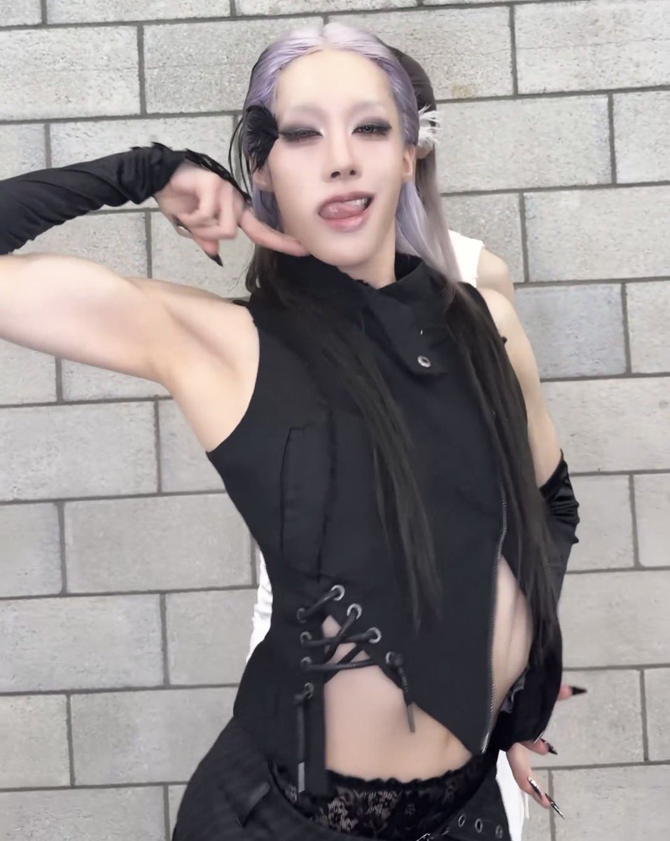 fuzziiwuzzii_'s tweet photo. I’m so sick of her put that fucking tongue AWAY!!!!!!!!!!!! https://t.co/6nbhaCAo7g