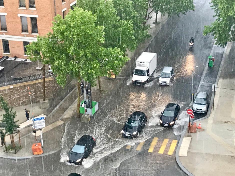 AlTi5's tweet photo. Je prépare un sujet sur la pluie (l’eau, ça mouille, tout ça.)

Je cherche des extraits, idéalement à Paris ou en Île-de-France, mais pas seulement, montrant de grosses flaques en centre-ville.

Merci pour votre aide ! https://t.co/GzbdXgCNfe