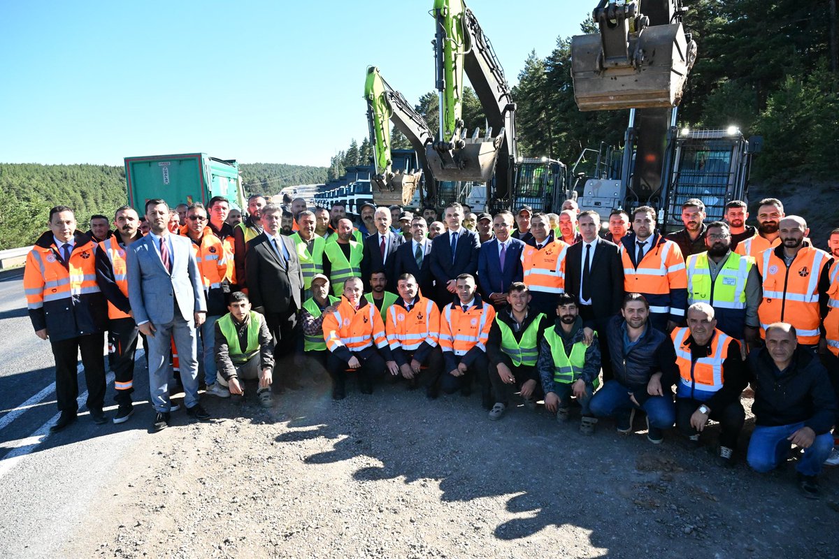 a_uraloglu's tweet photo. Kars-Ardahan Yolu’nda devam eden bitümlü sıcak karışım kaplama çalışmalarına ilişkin sahada incelemelerde bulunarak proje hakkında brifing aldık. 🛣️

Çamlıkçatak-Çıldır Yolu'ndaki çalışmaları inceledik, çalışanlarımızla selamlaştık. 👷‍♂️

Her türlü hava ve arazi şartında, yollarımızı daha güvenli ve konforlu hale getirmek için emek veren ekiplerimizin gayretini takdirle takip ediyor, alın teriyle inşa ettiğimiz her eserimizle Türkiye’yi daha güçlü yarınlara hazırlıyoruz. 💫

#TürkiyeHızlanıyor 🇹🇷