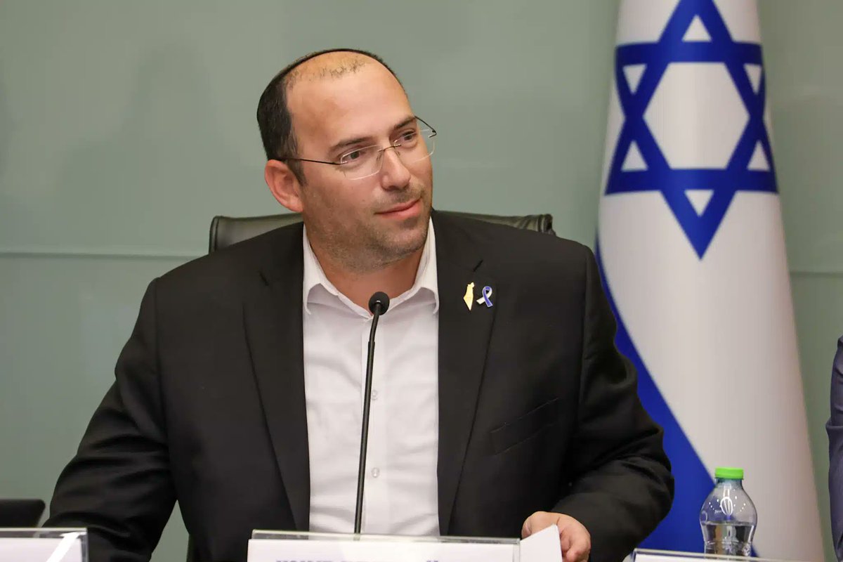 IsraelGaley's tweet photo. ח"כ שמחה רוטמן, יו"ר ועדת החוקה, חוק ומשפט, ליעקב ברדוגו ופרופ' משה כהן אליה: "התפקיד של היועץ המשפטי לממשלה, במתכונתו הנוכחית, הוא מושחת ומשחית. כל אדם שימונה אליו ישתנה תוך שנה. 
החוק לפיצול תפקיד היועמ"ש נועד להסדיר מצב שבו היועץ המשפטי הוא אכן יועץ בלבד - כזה שנותן חוות דעת, והממשלה רשאית לקבל אותה או לדחות אותה. עיקרון הגיוני וסביר.

בנוסף, לא ייתכן מצב שבו היועץ המשפטי ישים 'פלסטר על פיה' של הממשלה, ובמקביל יתייצב לצד העותרים נגדה - כפי שלטענתי קורה כיום. החוק עולה כעת להצבעה בקריאה ראשונה, והכדור נמצא בידיהן של סיעות הקואליציה. אם נלך לבחירות מוקדם מדי, החוק הזה לא יעבור."
צילום: דוברות הכנסת