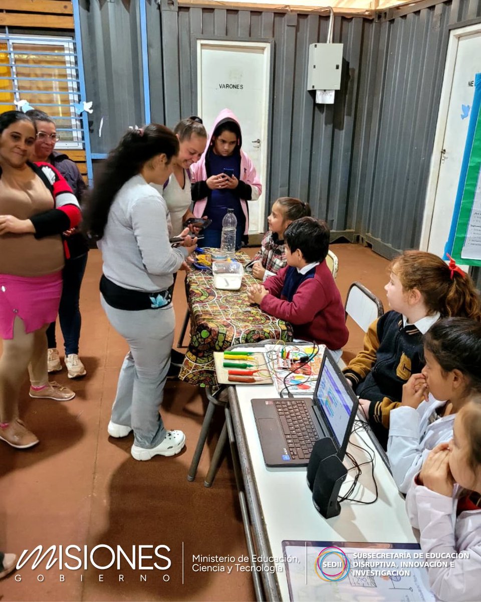 DisruptivaMnes's tweet photo. ⚡ Física divertida: Circuitos con masa conductora para entender los estados de la materia. https://t.co/WREUI1V8UR