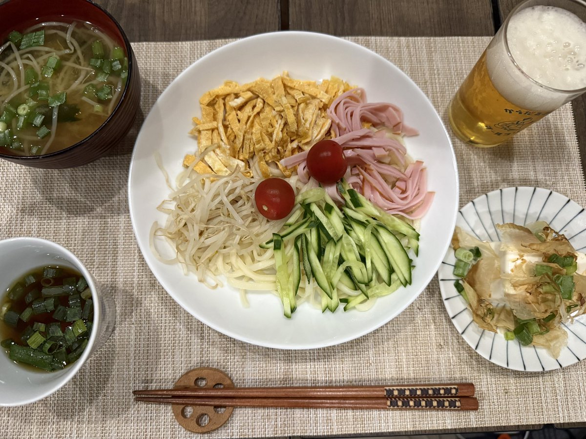 falconkw's tweet photo. 今日の晩ごはんは冷やしうどんにしました。それから冷奴ともやしの味噌汁。美味しくできました。 https://t.co/lscFyWa3Ek