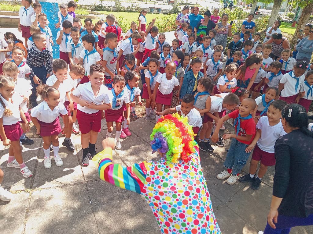 Ayeimis129884's tweet photo. Las artes por la Paz"festival realizado en la comunidad de Tuinucú, en saludo al día Internacional de la infancia.
!Felicidades a todos los infantes!
#Taguasco
#CulturaTaguasco
#BJMPresente
#CasasDeCulturaSS
#CulturaEspirituana
#SanctiSpíritusEnMarcha
#FestivalLasArtesPorLaPaz https://t.co/fPXAIU7vGD