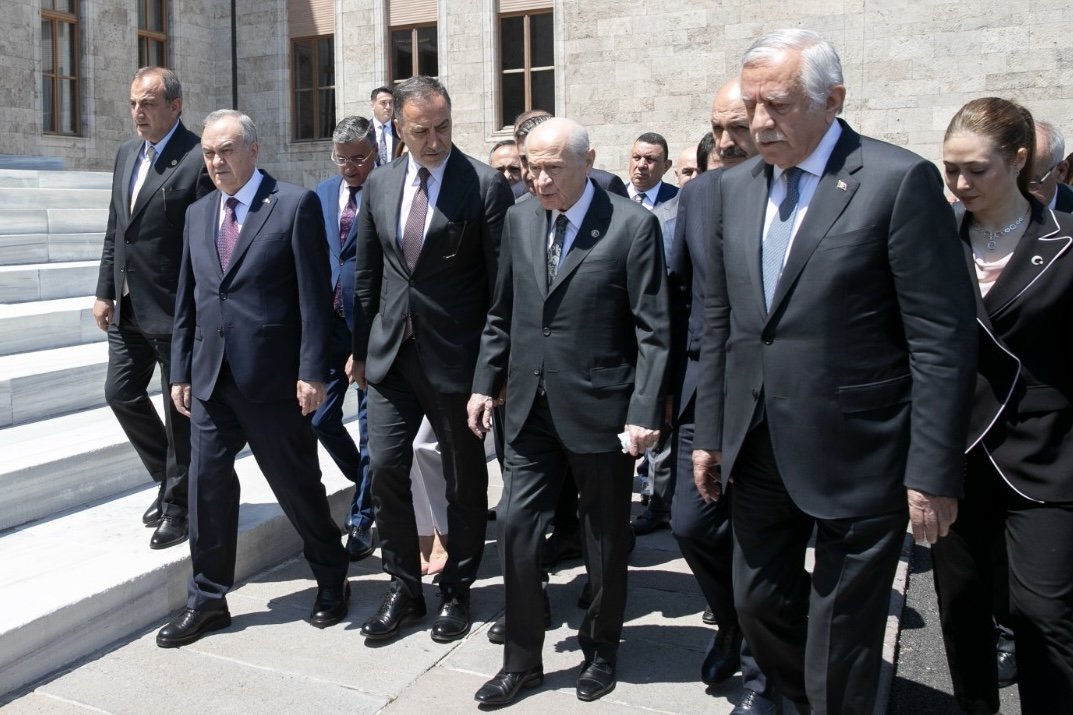 BBvolkanyilmaz's tweet photo. MHP Grup Toplantımızın ardından, Gazi Meclisimizin şeref merdivenlerinde Genel Başkanımız Sayın Devlet Bahçeli Beyefendi ile bir araya gelerek hatıra fotoğrafı çektirme bahtiyarlığını yaşadık.

Liderimizin engin tecrübesi, sarsılmaz iradesi ve milli duruşu, davamızın en güçlü rehberidir.

Rabbim birliğimizi, beraberliğimizi ve liderimizin sağlığını daim eylesin.