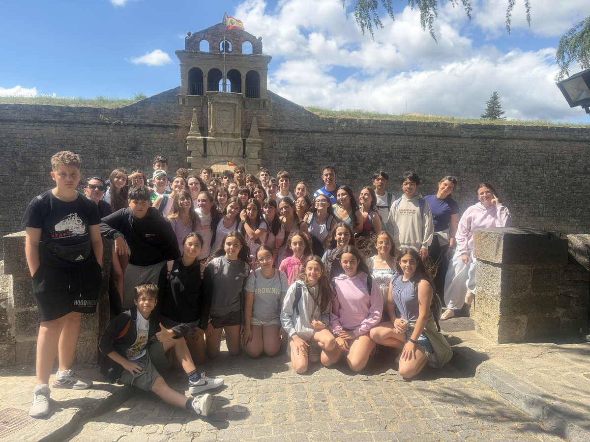 feclcz's tweet photo. 📍 Día 2 – Viaje a Villanúa (Secundaria)
Gymkana por equipos por Villanúa 🧭💪 y tarde en Jaca visitando La Ciudadela y el entorno de la Catedral 🏰🏛️. Un día lleno de aprendizaje y convivencia 🙌
Regresamos a Zaragoza con grandes recuerdos ❤️🚌 #Villanúa #Jaca @colegiosfec https://t.co/UhH0Q47Xij