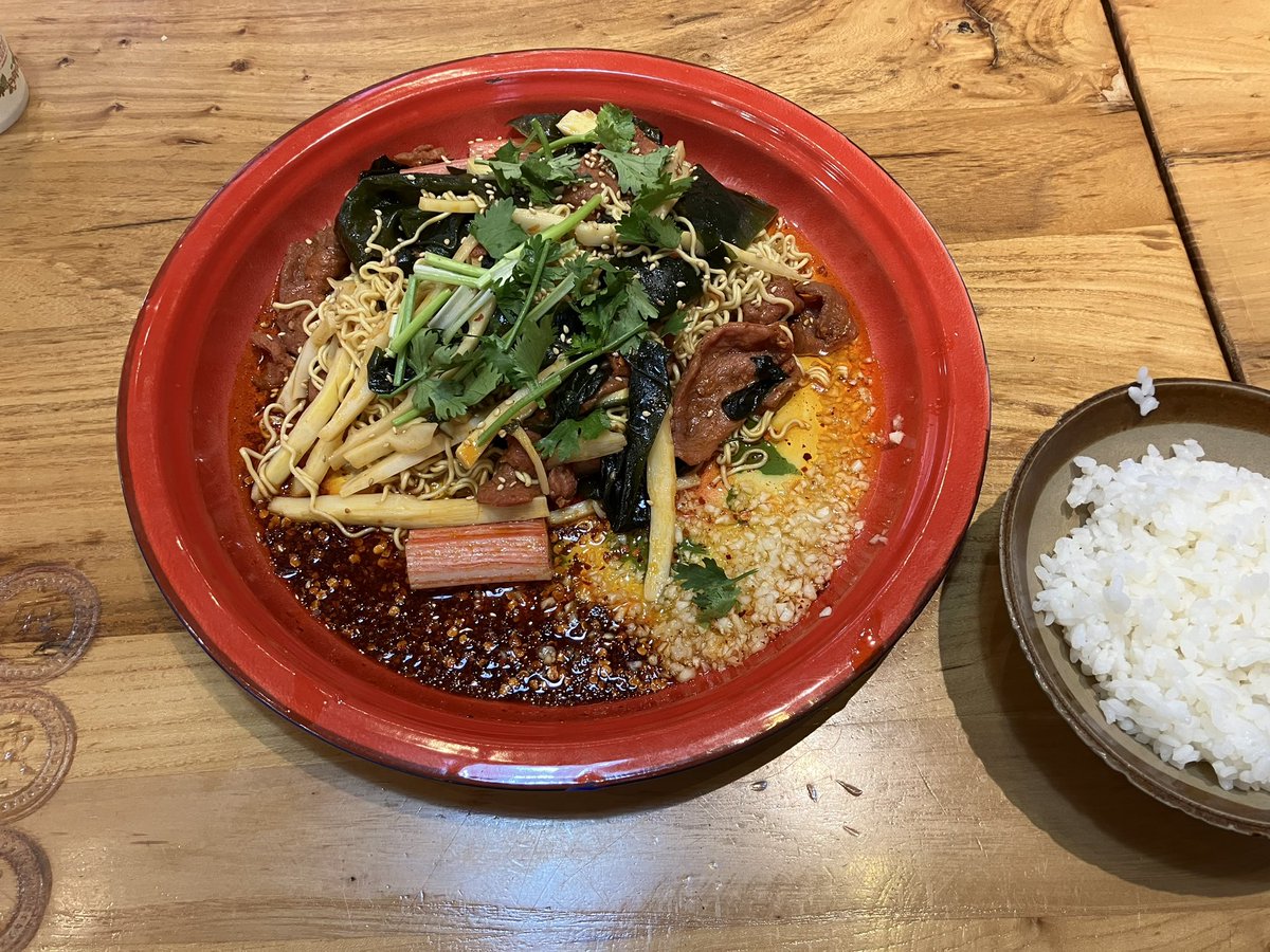 L2017_ym's tweet photo. 今日晚餐
麻辣烫
燙烫麻辣烫
蟹棒 猪肉片 海带苗 笋子
泡面 米饭 https://t.co/2R4EWZVe9x