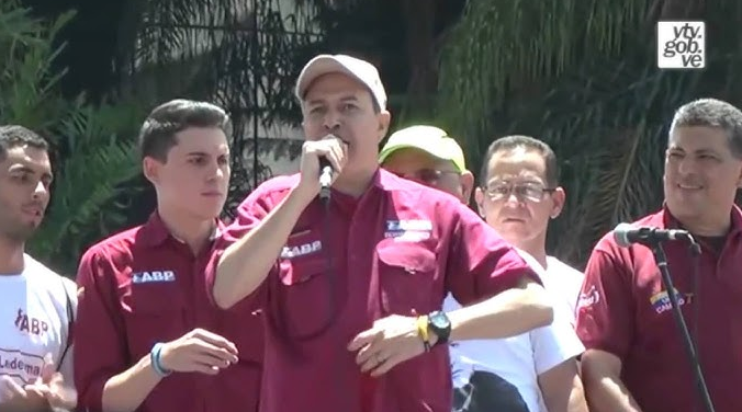 noeliaizarza's tweet photo. De Richard Blanco recuerdo momentos como este que se volvieron virales entre muchos venezolanos😆

Uno, cuando apareció sin camisa para proclamar su orgullo venezolano y terminó mostrando una camiseta de España.

Al mismo nivel del recordado episodio junto a Henri Falcón que pasó al salón de la fama de los faux pas de la política venezolana.

La política venezolana se aburre el que quiere.

#RichardBlanco 🇻🇪