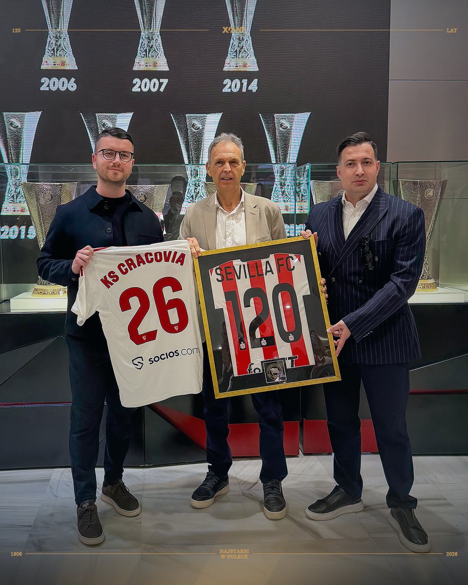 KSCracoviaSA's tweet photo. 🇵🇱 Wielki Mecz Jubileuszowy z okazji 120-lecia Cracovii z @SevillaFC będzie nie tylko świętem futbolu, ale również początkiem strategicznego partnerstwa obu klubów.

Współpraca obejmie rozwój akademii, wymianę wiedzy i talentów, wspólne projekty szkoleniowe oraz budowanie ścieżek rozwoju zawodników, także na poziomie pierwszych drużyn. To długofalowy projekt oparty na najwyższych standardach sportowych i wspólnej wizji rozwoju.

W ramach przygotowań do realizacji projektu delegacja Cracovii przebywała w Hiszpanii. Wiceprezes Murat Çolak oraz Dyrektor Generalny Filip Trubalski spotkali się z Joaquínem Caparrósem – legendarnym trenerem Sevilli, pełniącym obecnie funkcję Honorowego Prezydenta klubu. Spotkanie było okazją do wymiany doświadczeń oraz rozmów dotyczących współpracy między klubami.

🇬🇧 The 120th Anniversary Match between Cracovia and @SevillaFC will be more than a celebration of football, it will also mark the beginning of a strategic partnership between the two clubs.

The cooperation will focus on academy development, the exchange of expertise and talent, joint training initiatives, and the creation of player development pathways, including opportunities at the first-team level. It is a long-term project built on the highest sporting standards and a shared vision for development.

As part of the preparations for this initiative, a Cracovia delegation visited Spain. Vice President Murat Çolak and Head Of Sport Filip Trubalski met with Joaquín Caparrós, Sevilla’s legendary former head coach, who currently serves as the club’s Honorary President. The meeting provided an opportunity to exchange experiences and discuss cooperation between the two clubs.