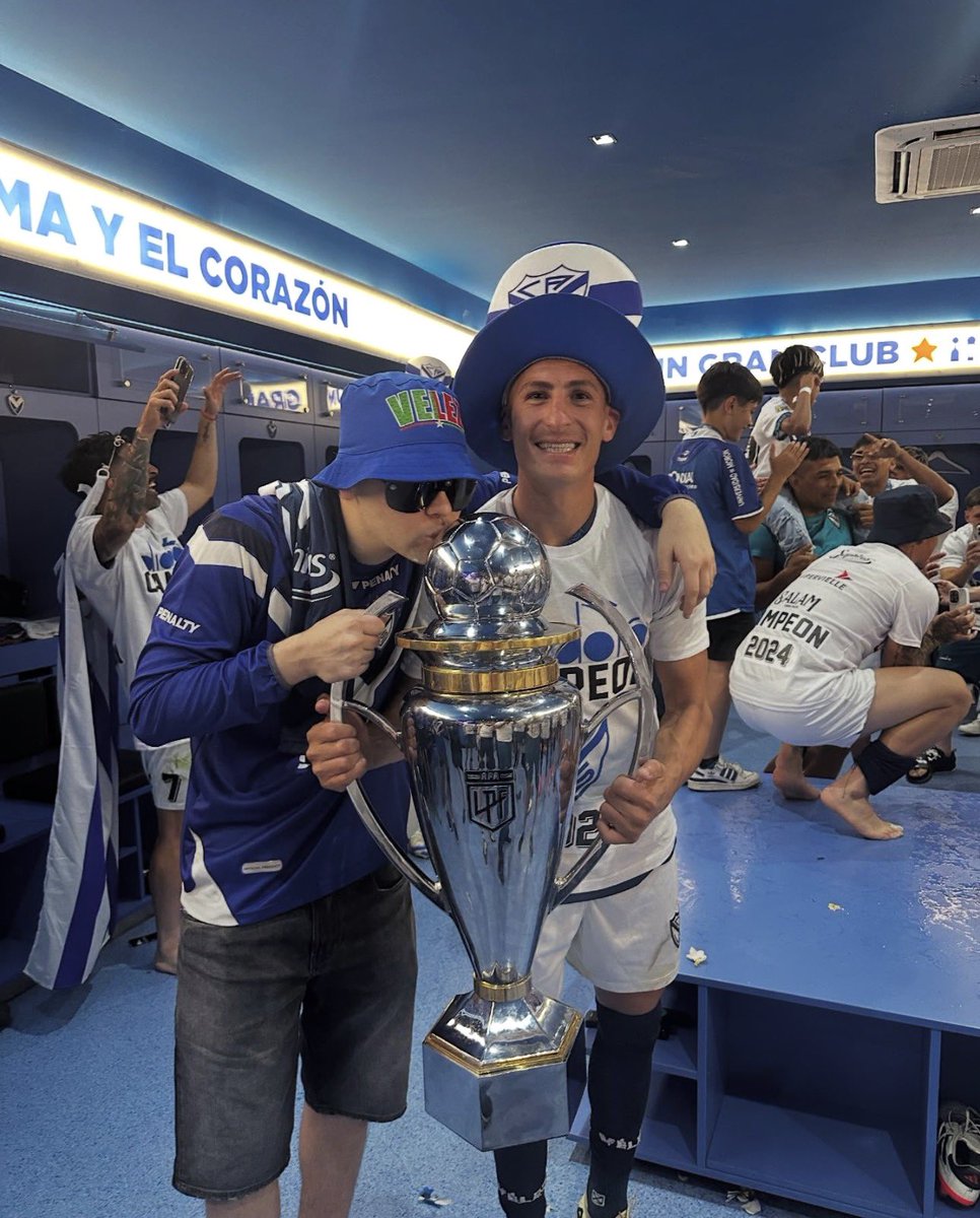 elshowdevelez's tweet photo. 🟥 LO BUSCAN DE AVELLANEDA 

👉🏻 Gustavo #Quinteros quiere competencia en el puesto de #Avalos y para eso puso sus ojos en el 9 que lo sacó Campeón en #Vélez. Braian #Romero es seguido de cerca por #Independiente a pesar de que aún tiene contrato hasta diciembre 2027 con nuestra institución.