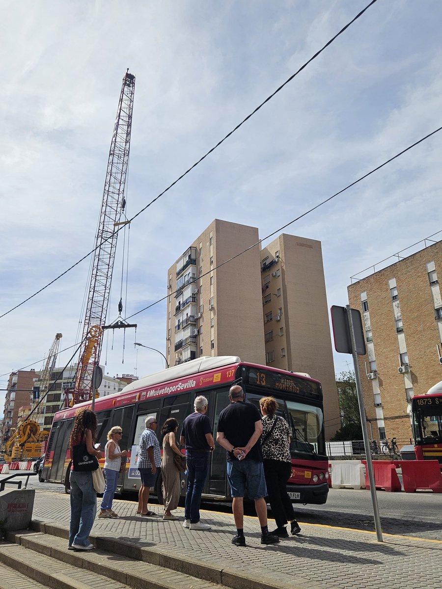 manuelart96's tweet photo. #tussam @tussamoficial la parada provisional e inhóspita a la altura del hospital macarena, junto a las obras de metro que no veremos en 10 años y ni una sola sombra de árbol o marquesina. Estamos a 40° y las personas mayores sin saber dónde meterse ni sentarse. Inhumano. https://t.co/ukobYHHRZq