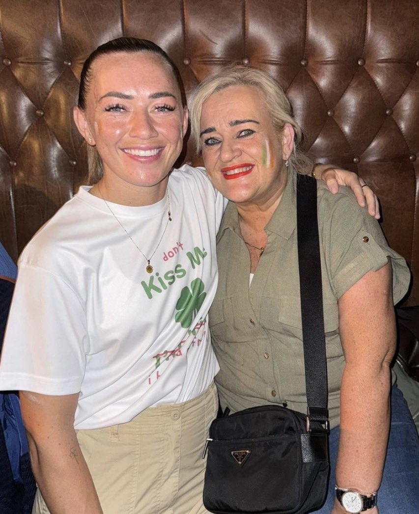 ArgsenalWFC's tweet photo. Sharon McCabe, la mamá de Katie McCabe, habló tras la reacción de los hinchas del Arsenal sobre el traspaso de la jugadora al Chelsea:

"Estoy indignada con la cantidad de odio que hay en internet por este pase. En enero, Arsenal le dijo que no le iban a renovar" (sigue abajo) https://t.co/a3tAYl2MhW