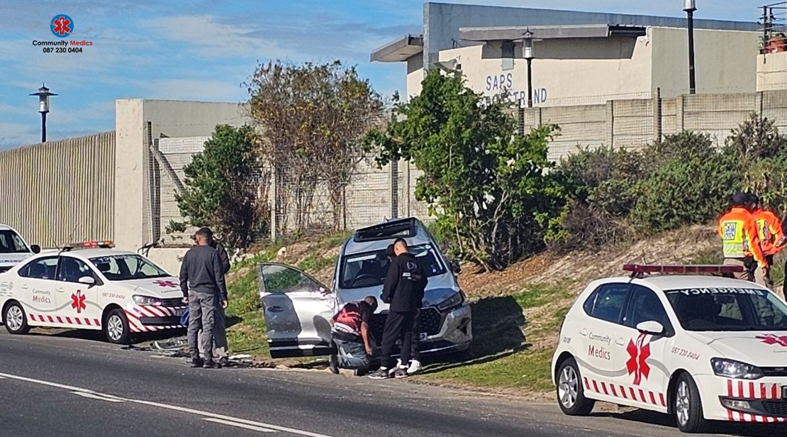 _ArriveAlive's tweet photo. Single vehicle rollover at the intersection of Otto Du Plessis Drive and the M19

https://t.co/gfdIpjMjkc

#ArriveAlive #CommunityMedics https://t.co/Wa80DjxmuW
