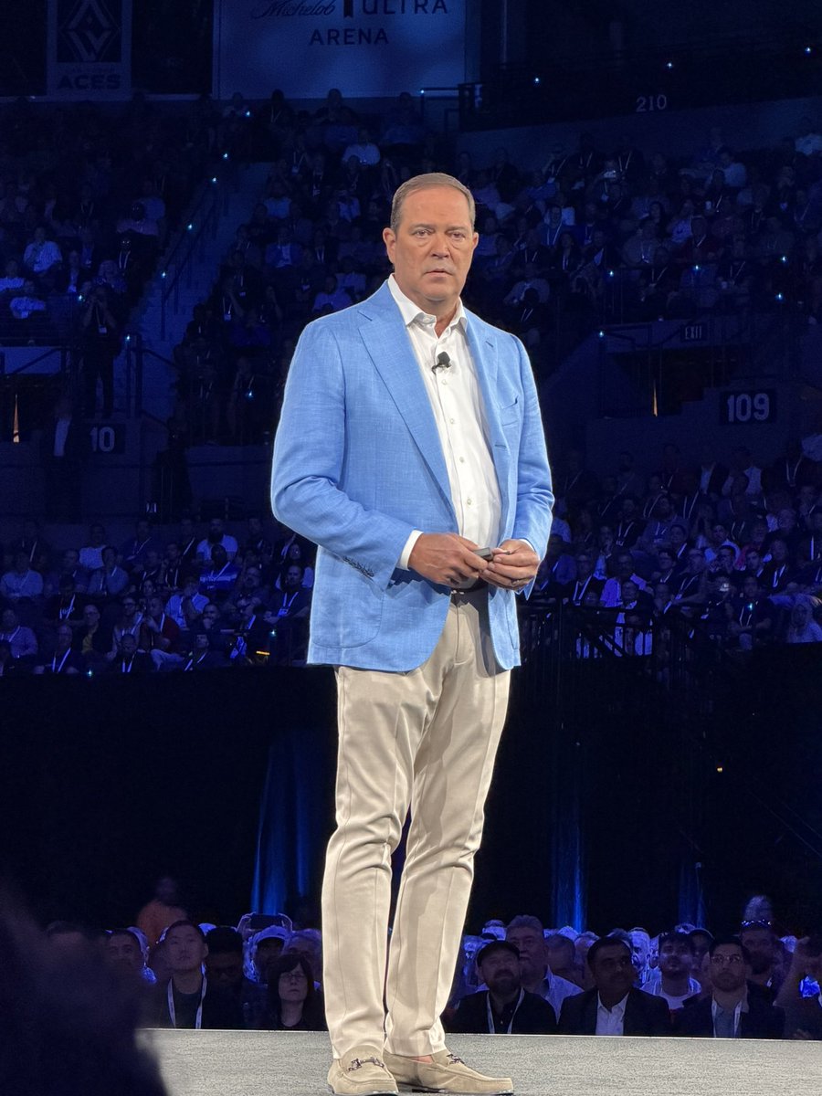 EvanMintzer's tweet photo. Keynote is starting. Here comes @ChuckRobbins #CiscoLive #CiscoChampions https://t.co/OLxdnHlyj0