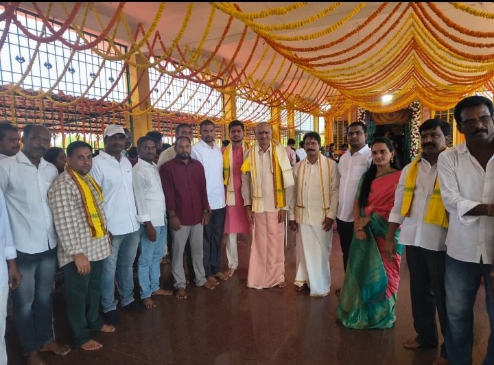 BandaruTDP's tweet photo. పరవాడ ముత్యాలమ్మ తల్లి సన్నిధిలో దివ్య దర్శనం 🙏

ఈ రోజు పరవాడలోని శ్రీ ముత్యాలమ్మ తల్లి ఆలయాన్ని దర్శించుకుని అమ్మవారి ఆశీస్సులు పొందడం ఎంతో ఆనందంగా ఉంది. ఈ సందర్భంగా మాడుగుల శాసనసభ్యులు శ్రీ బండారు సత్యనారాయణ మూర్తి గారుతో కలిసి ప్రత్యేక పూజల్లో పాల్గొన్నాను.

గంగపుత్రులపై ముత్యాలమ్మ తల్లి కరుణాకటాక్షాలు ఎల్లవేళలా ఉండాలని, వారి కుటుంబాలు సుఖశాంతులు, ఆయురారోగ్యాలతో వ��్ధిల్లాలని భగవంతుణ్ణి ప్రార్థించాను.

జై ముత్యాలమ్మ తల్లి! 🙏