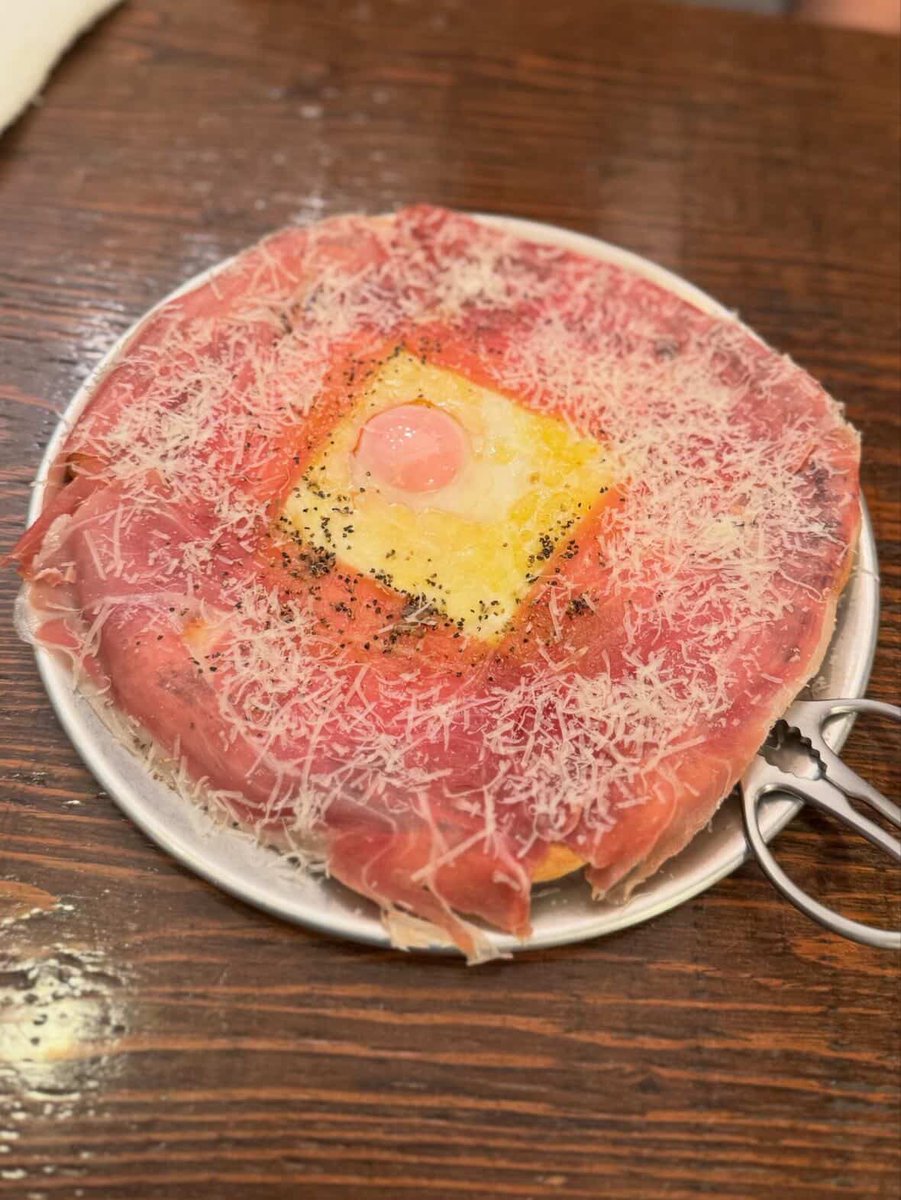 Beerhall_T's tweet photo. 台風6号接近中です💨
みなさんお気をつけください🥲

立川ビアホールのピザといえば
プロシュートのビスマルク🍕

贅沢に乗った生ハムがポイント❣️

半熟卵が口いっぱい広がって
おいしさ倍増です😻😻 https://t.co/9S2ajM8kMI