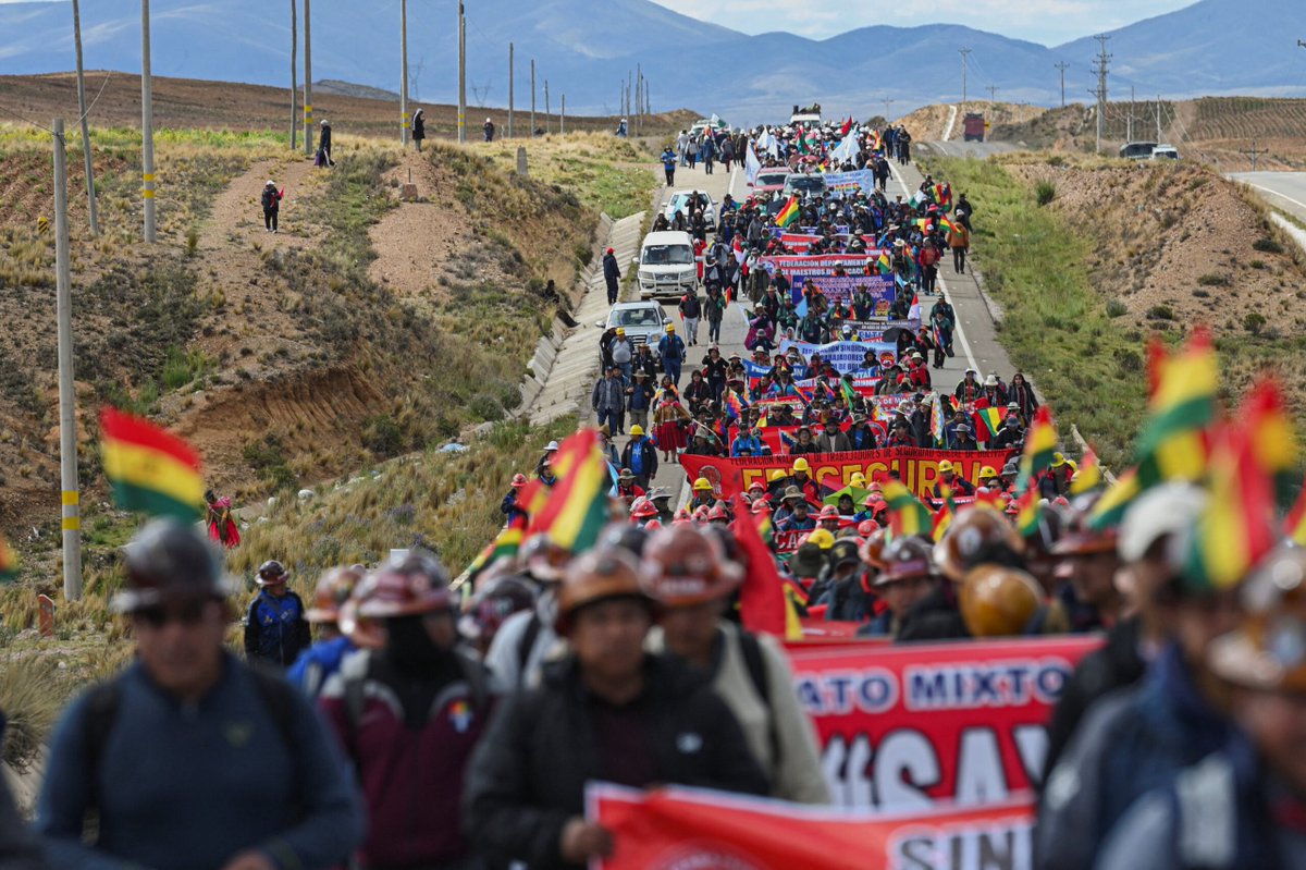 sovintern_net's tweet photo. The struggle in Bolivia continues. Yesterday marked one month since the start of the blockade of Bolivia's capitals by angry workers and peasants — a historic record that must end in the people's victory over the American puppet Rodrigo Paz.
https://t.co/UKcr5S4L6T https://t.co/BwYBBo3VCJ