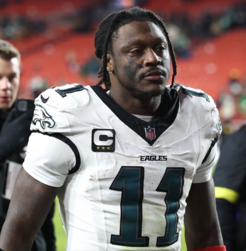 ThatDudeD0M's tweet photo. 🚨🚨🚨

New #Patriors WR AJ Brown has PASSED his physical and will practice for the Patriots TODAY.

Huge news! https://t.co/qTcgcO6D4z