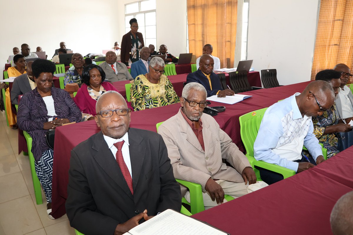 BurungaNews's tweet photo. #Burundi/Réunion de @Burundicvr avec les retraités de @Gitega sur 3 objectifs selon @ndayicariye: partager avec eux la vision de la #CVR, leur contribution à la consolidation de la paix, écouter leurs conseils et préoccupations, et rappeler que la paix commence dans les familles. https://t.co/Iefr1yVVdG