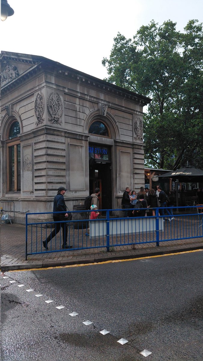 paulspud's tweet photo. Rude not to... @eustontap 

#WhenInLondon https://t.co/qdtyfAWRj2
