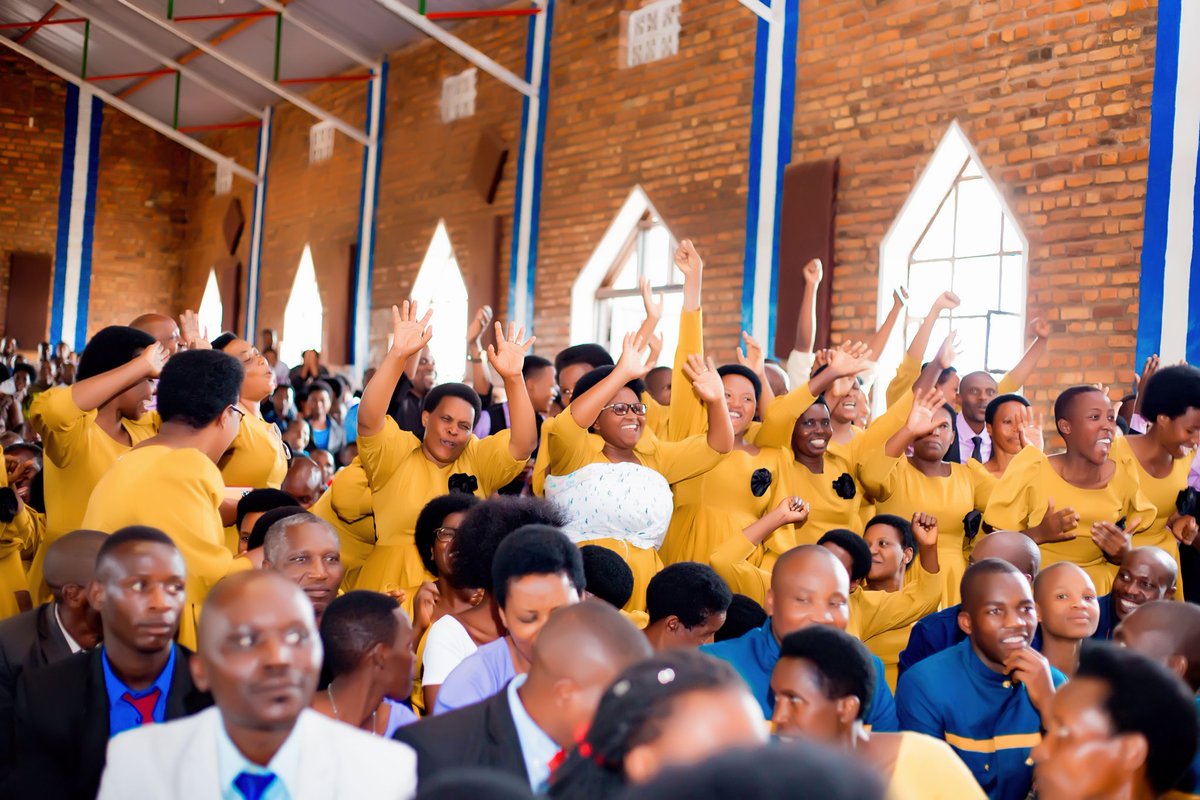 EByumba's tweet photo. 🚨  RANGURURA CHOIR The winner🚨
Ibyishimo byari byose,nyuma yo kwakira igihembo cyabo gihwanye n'amagafaranga 450.000 nka chorale y'umwaka 2026-2027.

Mukomeze kwamamaza inkuru nziza y'agakiza kdi umuhate wanyu si uw'ubusa ku mwami. https://t.co/WNiJ9iW1u8