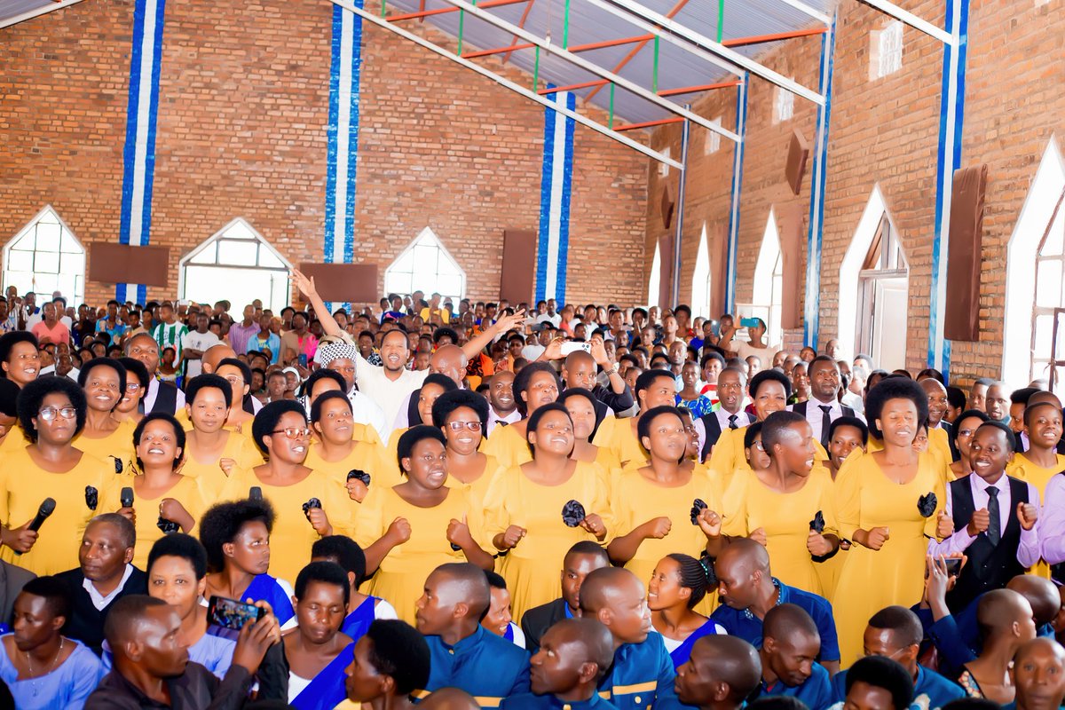 EByumba's tweet photo. 🚨  RANGURURA CHOIR The winner🚨
Ibyishimo byari byose,nyuma yo kwakira igihembo cyabo gihwanye n'amagafaranga 450.000 nka chorale y'umwaka 2026-2027.

Mukomeze kwamamaza inkuru nziza y'agakiza kdi umuhate wanyu si uw'ubusa ku mwami. https://t.co/WNiJ9iW1u8