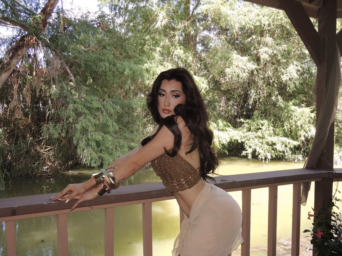 _musadelaluna_'s tweet photo. tending to my own garden 🌺 https://t.co/k0meplsmPs