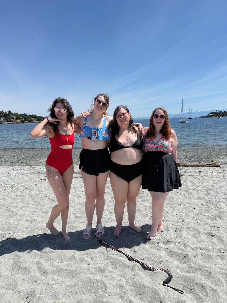 roxmother's tweet photo. beach ⛱️🌞 https://t.co/g2BFCALAJV