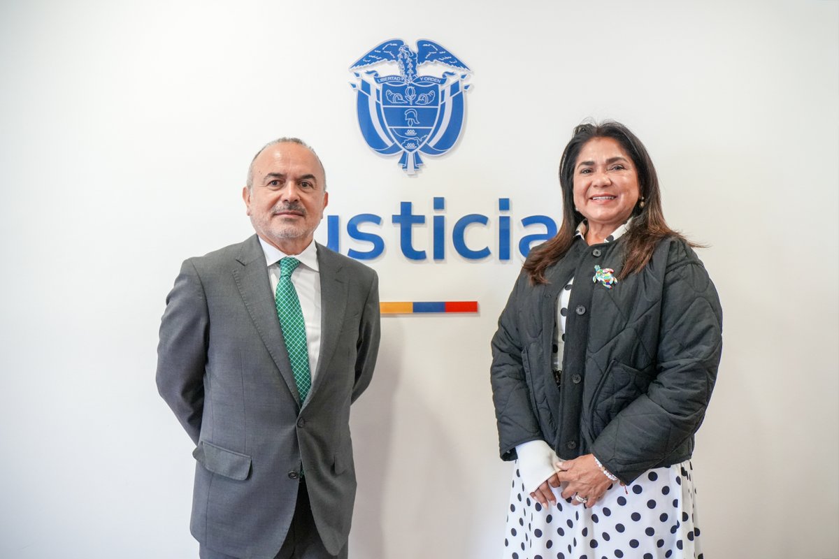 MinjusticiaCo's tweet photo. Fortalecer el acceso a la justicia en los territorios es clave para garantizar derechos y mejorar las condiciones del sistema. ⚖️

Con ese propósito, el ministro de Justicia y del Derecho, Jorge Iván Cuervo (@cuervoji), se reunió con la representante a la Cámara Elizabeth Jay-Pang Díaz (@ejaypangdiaz), para dialogar sobre la situación de la Cárcel y Penitenciaría de Media Seguridad y de la Casa de Justicia de la isla de San Andrés.

Durante el encuentro, se revisaron las principales necesidades de estos espacios y se reafirmó el compromiso de avanzar en acciones que respondan a las realidades del territorio. 🤝