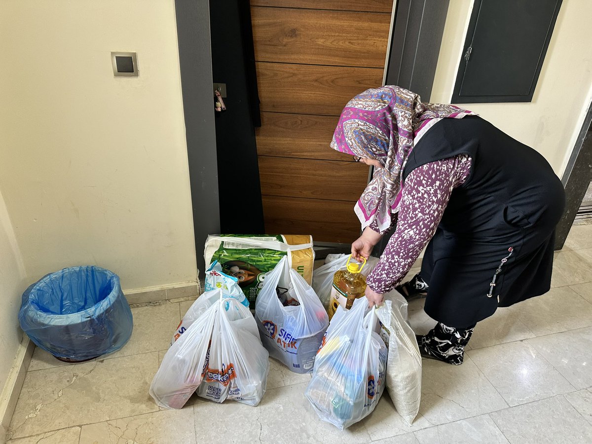Sabribuyukdemir's tweet photo. 25 yetim ve dul ailemize 5 er bin liralık gıda alışverişi yaptık ve  dağıtımlara başladık. Rabbim hayırlarınızı kabul eylesin inşaallah https://t.co/DMKU4Hoams