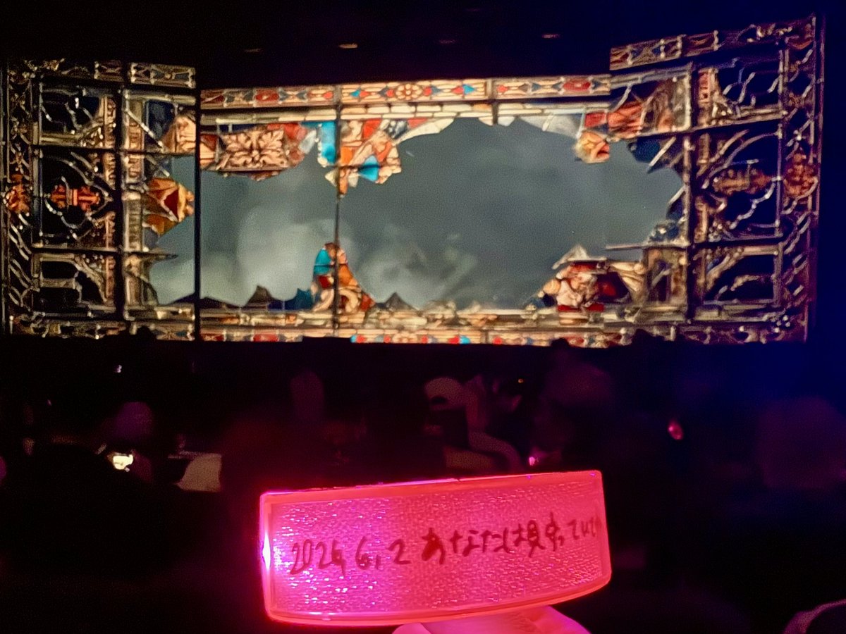 Kll_'s tweet photo. Scapegoat ホール公演🐐🥀 
全然すごかった。
映画のような大迫力の透け幕スクリーン、多層構造のLEDパネル、煙幕と光のパフォーマンス等、
ステージ師と映像師の合作で平面を立体に見せる視覚効果がすっごい。
それにセットの機構も加わって、
あれ？アリーナ超えた？ てぐらいのステージの世界観。 https://t.co/WnBanfJcIL