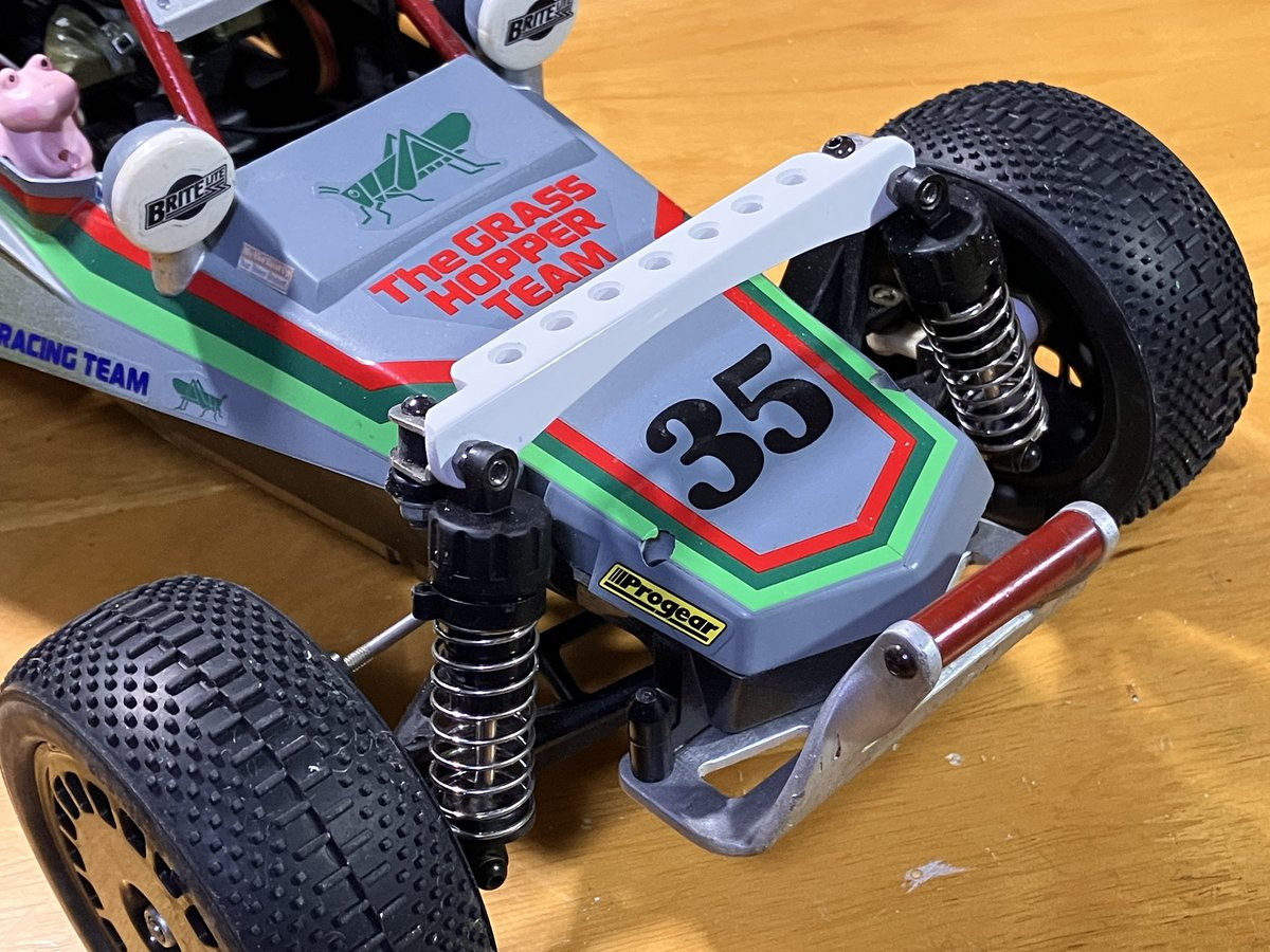 SWB_530_RC's tweet photo. グラスホッパーのフロントショックタワーを補強
これでダンパーの取付け位置の調整幅も広がるかな😄 https://t.co/IHFVmzuIWS