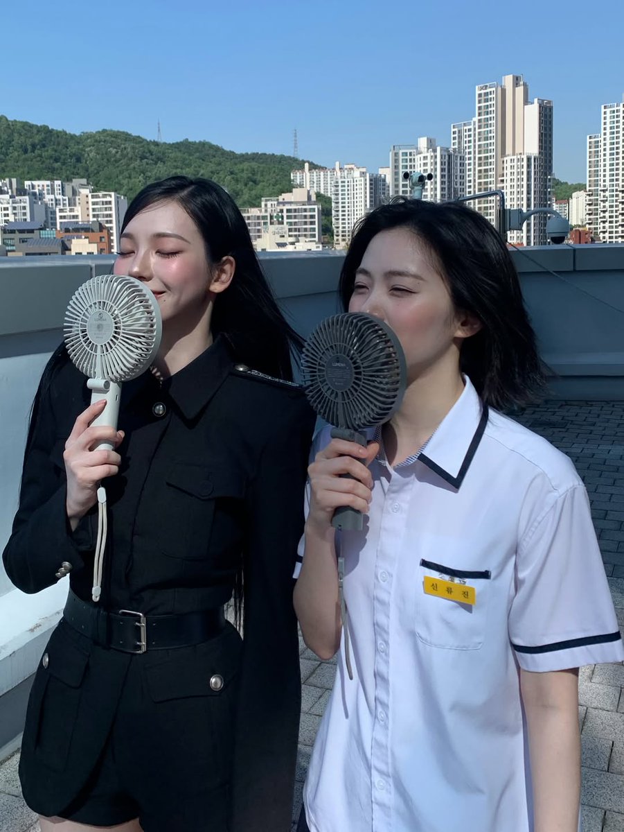 Karinaryoo's tweet photo. Aku dan Ryujin menghabiskan hari ditemani hembusan kipas angin yang tidak pernah jauh dari tangan kami. Cuacanya memang menyengat, tetapi tawa yang muncul sepanjang hari terasa jauh lebih membekas daripada panasnya. https://t.co/6V6p7wbaVn