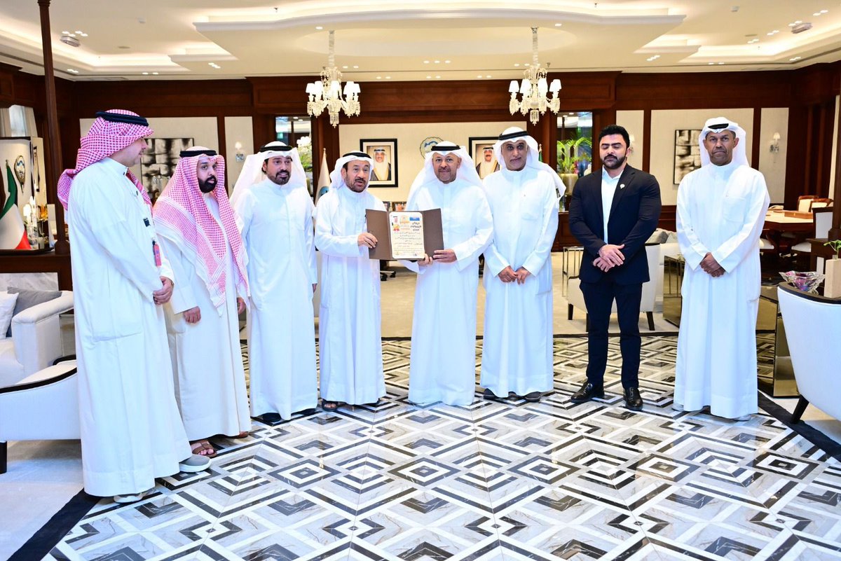 livejahra's tweet photo. استقبل معالي محافظ الفروانية الشيخ عذبي الصباح بديوان عام المحافظة صباح اليوم، رئيس نقابة الصحافيين الكويتيية د.زهير
يرافقه عدد من الاعلاميين وأعضاء مجلس ادارة نقابة ، وذلك في إطار تعزيز التواصل والتعاون مع المؤسسات الإعلامية الوطنية

@JUofKuwait
@GFJMCA 
@AlFaRwania 
@Moi_kuw https://t.co/7oUKN0pqhg
