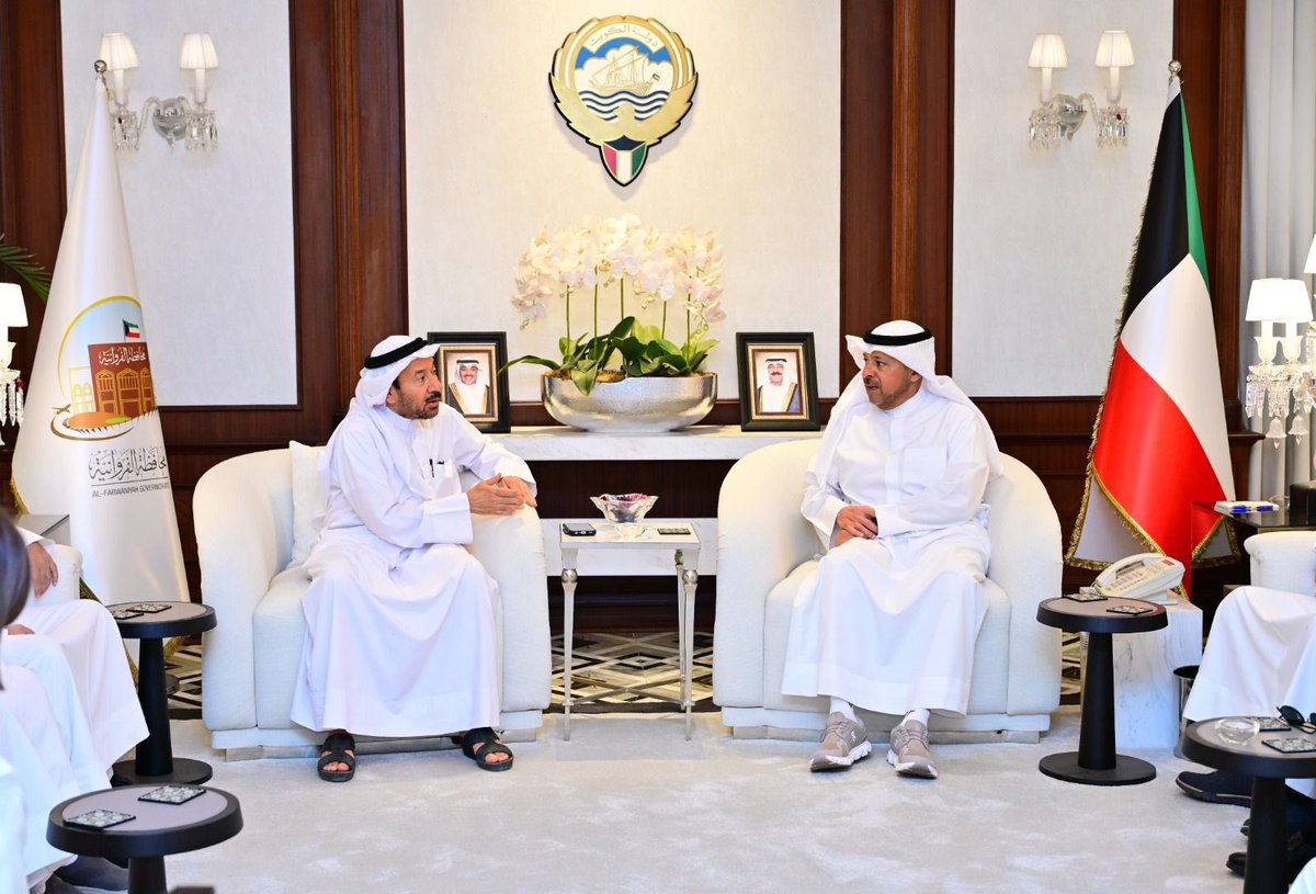 livejahra's tweet photo. استقبل معالي محافظ الفروانية الشيخ عذبي الصباح بديوان عام المحافظة صباح اليوم، رئيس نقابة الصحافيين الكويتيية د.زهير
يرافقه عدد من الاعلاميين وأعضاء مجلس ادارة نقابة ، وذلك في إطار تعزيز التواصل والتعاون مع المؤسسات الإعلامية الوطنية

@JUofKuwait
@GFJMCA 
@AlFaRwania 
@Moi_kuw https://t.co/7oUKN0pqhg