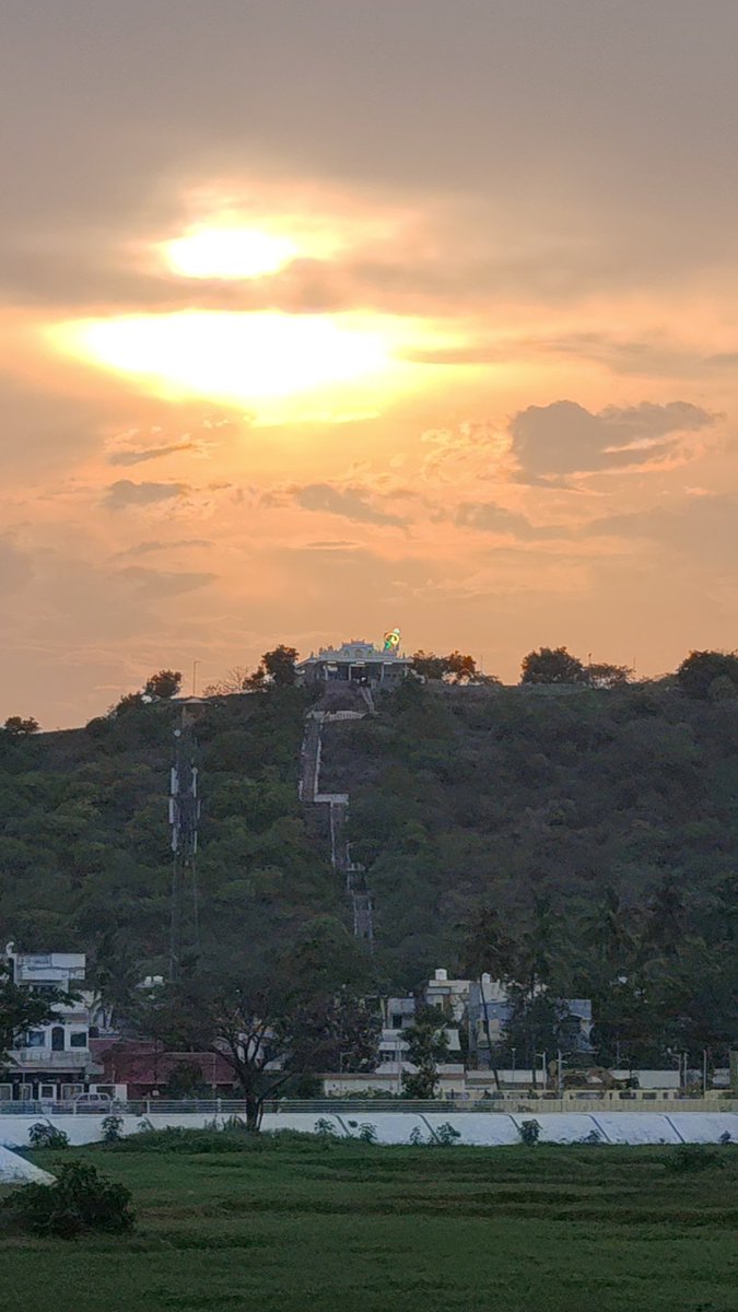 praveencpt's tweet photo. Every sunset is nature's way of saying, Trust the divine plan.

#theme_pic_india_sunset #Sunset #Nature #ommuruga https://t.co/cbLgIUu9dq