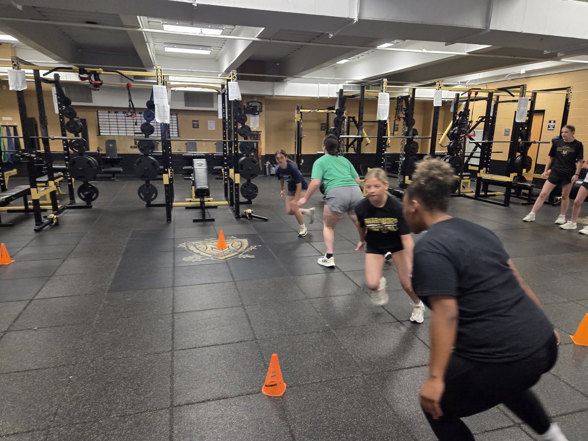 softball_mv's tweet photo. 💪 Summer weights are underway! Putting in the work, getting stronger, and getting better every day.  🖤💛🥎 https://t.co/h2mwEn3mCZ