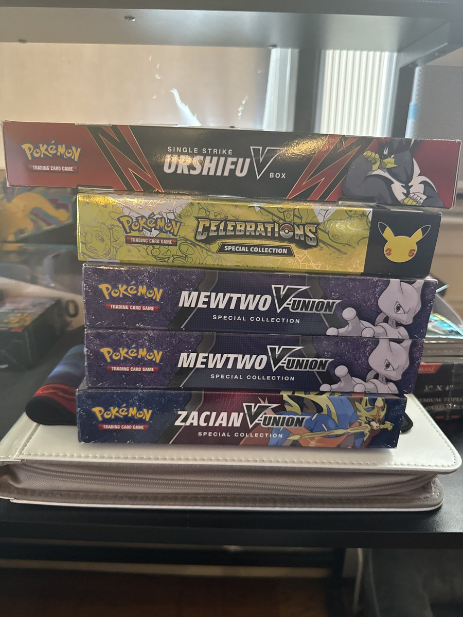 OnlyDomez's tweet photo. @DaCuttyCuzz @joestakx Damn looks so sick in the binder / I have 2 of the sealed boxes it comes in might have to rip it now. https://t.co/ynZAuwN2h1