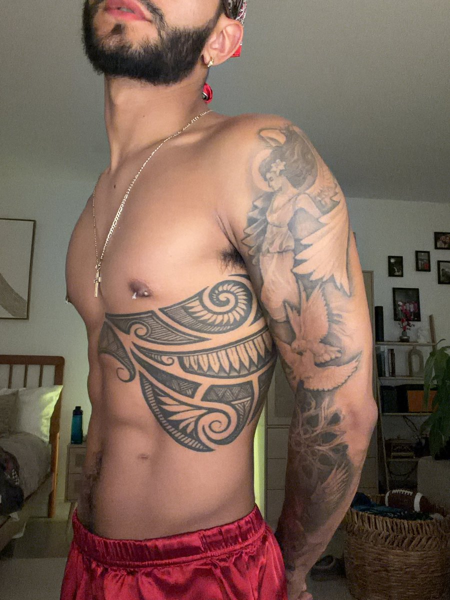 Plugamatics's tweet photo. Featuring my surgery scar https://t.co/7aa6pOsizs