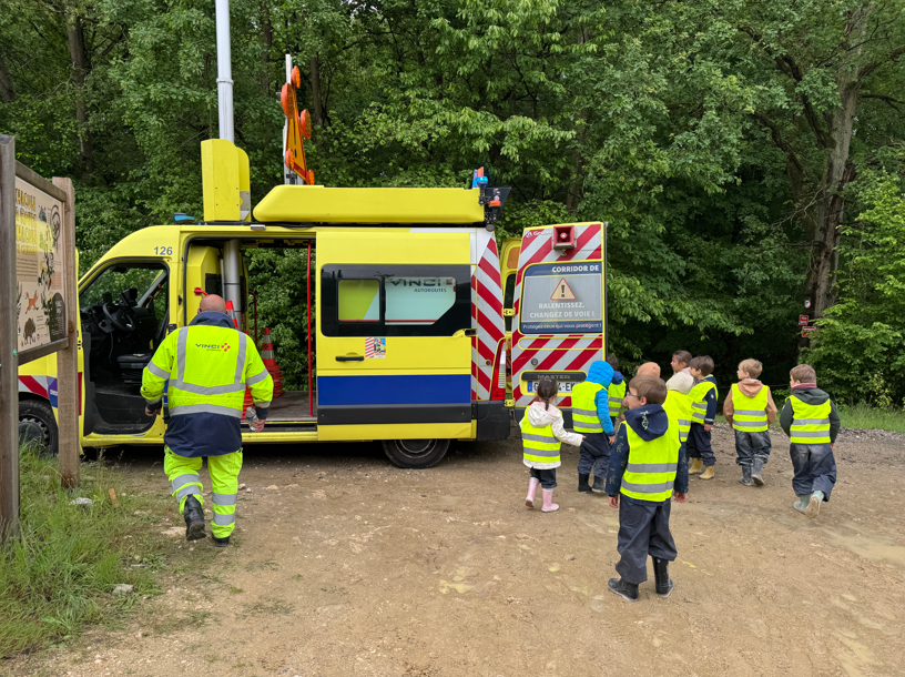 VINCIAutoroutes's tweet photo. 🌳Retour en images sur une journée biodiversité organisée pour les écoliers de Longvilliers et Rochefort-en-Yvelines.
Plus de 60 élèves ont pu découvrir la biodiversité locale et les aménagements permettant aux animaux de franchir l'autoroute. https://t.co/0lBtLvwUKJ