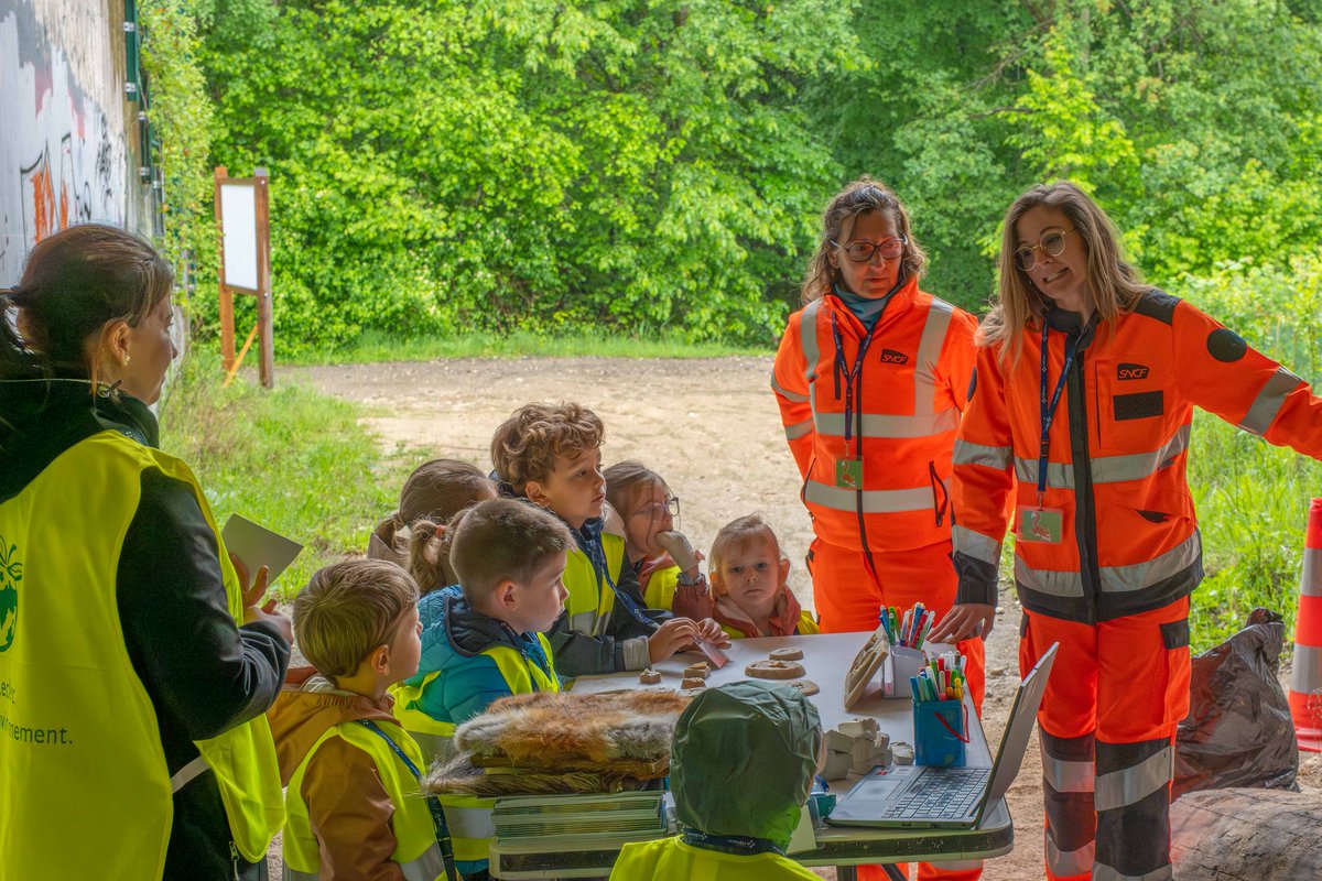 VINCIAutoroutes's tweet photo. 🌳Retour en images sur une journée biodiversité organisée pour les écoliers de Longvilliers et Rochefort-en-Yvelines.
Plus de 60 élèves ont pu découvrir la biodiversité locale et les aménagements permettant aux animaux de franchir l'autoroute. https://t.co/0lBtLvwUKJ