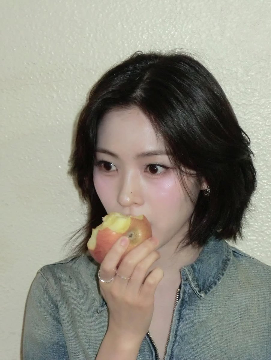 senxsitive's tweet photo. ㅤㅤㅤ
 just me, a crisp apple, and this golden sunlight on my cheeks 🍎

⠀https://t.co/4rcnAD3Qkh