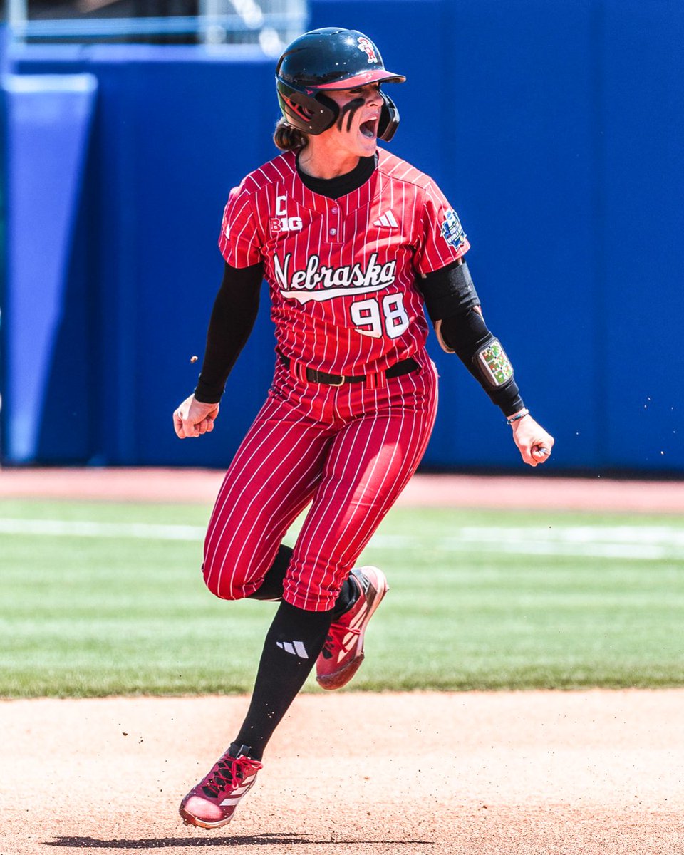 FOS's tweet photo. Jordy Frahm led Nebraska to the Women's College World Series and won USA Softball Collegiate Player of the Year.

Now, she's just revealed she did so while three months pregnant. Her baby witnessed a Big Ten title and WCWS run before even being born.

📸@jordybahl https://t.co/ijRZut6up3