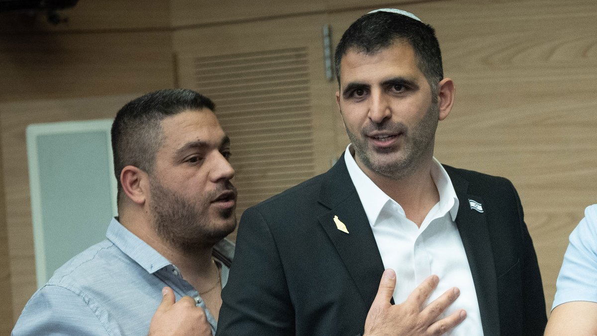 itamarbz's tweet photo. חשיפת "העין השביעית": ראש מטה השר שלמה קרעי התקשר לחברי המועצה ולחץ עליהם להתפטר.
✖️ גורם ברשות: "אלעד זמיר דיבר על ה'מחויבות למי שמינה אותך', כלומר לקרעי, ואמר שצריך לעשות מה שהוא מבקש". גורם אחר תיאר את השיח עם זמיר, ראש המטה, כ"שתדלני ובלתי נעים".
✖️ התוצאה: שישה מתוך 15 החברים פרשו, והמועצה שאמורה לפקח באופן עצמאי ומקצועי על שידורי הטלוויזיה והרדיו המסחריים בישראל יצאה מכלל פעולה.
✖️ ח"כ @Shellytalmeron מתריעה מפני "דריסה בוטה של עצמאות הגוף הציבורי המפקח".
✖️ בארגון העיתונאים טוענים שהמהלך נועד לפגוע בעסקת ערוץ 13 ודורשים מבג"ץ לבטל את ההתפטרות הקולקטיבית.
✖️ ראש המטה אלעד זמיר: "למה אתה חושב שאני אענה לך?". 😘

הסיפור המלא עכשיו באוויר 👇
https://t.co/uHoImKLWRV