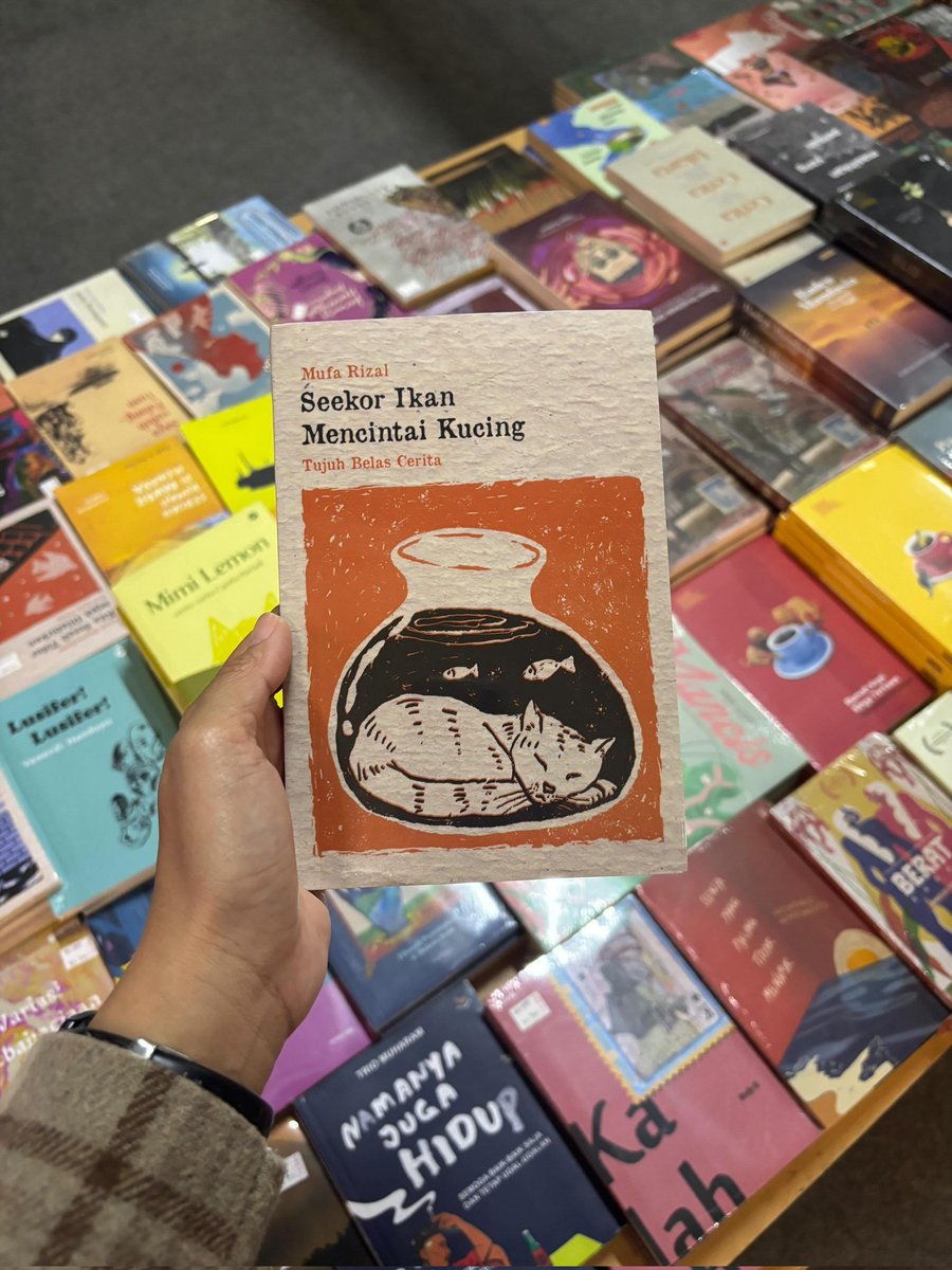 mufa_rizal's tweet photo. Tahun ketiga buku "Seekor Ikan Mencintai Kucing" ikut pameran buku Patjarmerah di Jakarta. 

Sebuah pengalaman menyenangkan bisa bertemu calon pembaca baru yang kebetulan turun dari Transjakarta. Entah, pulang kuliah, berangkat kerja atau kencan dengan kekasih. https://t.co/tj9dFYbSk1