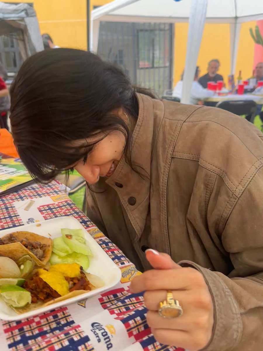 Ednjoh's tweet photo. solo quiero saber si hay otro momento igual de sagrado que el de sentarse a compartir alimentos https://t.co/Hx38ss2aZ3