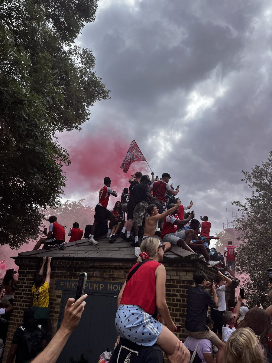 TheIntelektualG's tweet photo. There were 2 options at the parade. Shit view and calm surroundings or standing for hours, creamed like sardines, and the best view possible. Chose the former with a nice picnic at Clissold Park. Was class https://t.co/sKuYeVYd0H